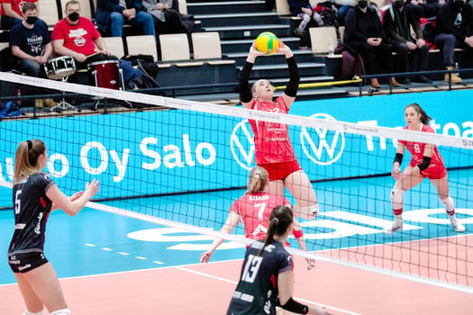 Volleyball professional Saana Virtanen setting